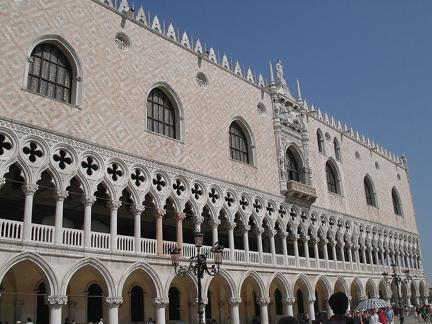 O Palácio Doges, 1309 d.C., visto da Praça de São Marcos, Veneza, Itália.